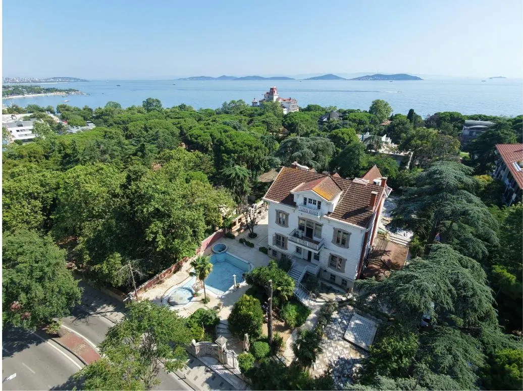 Ağaçlı villa parselinin drone ile havadan görünümü