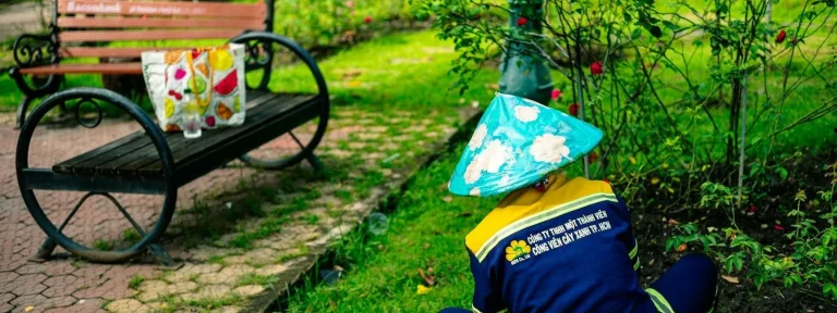 Kadıköy'de bir apartman bahçesinde bitki bakımı çalışması