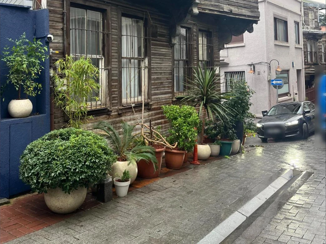 Arnavutköy'de ahşap bir yapının önündeki saksı bitkileri